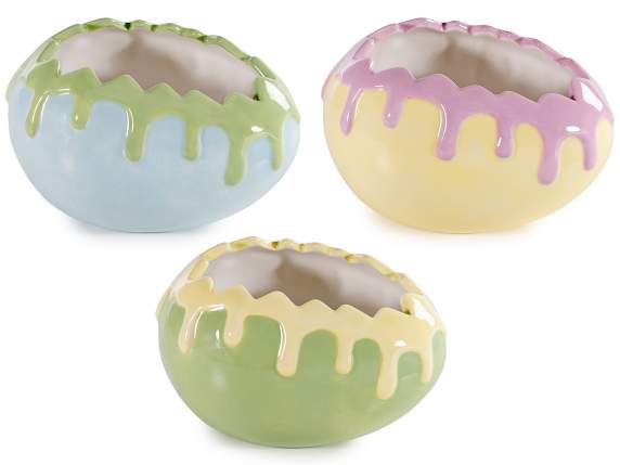 Ceramic egg container with coloured raised edges