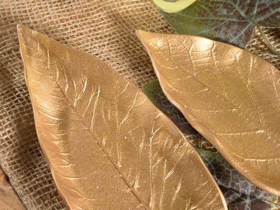 Set of 2 plates in colored resin decorated with leaves