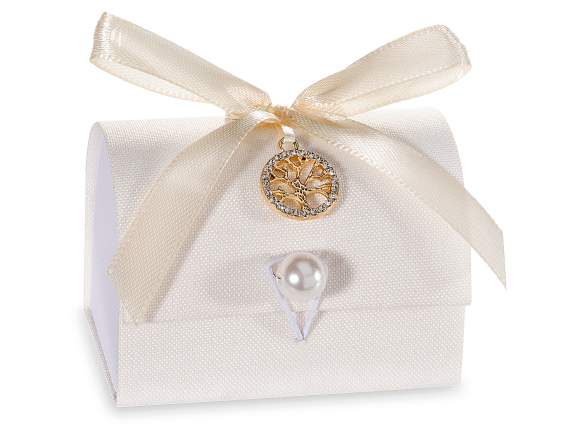 Covered paper trunk box, with metal pendant and bow