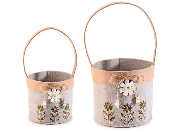 Set of 2 cloth baskets with bas-relief and wooden flower dec