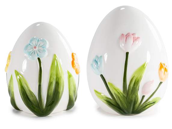 Ensemble de 2 œufs en porcelaine à décor floral en relief