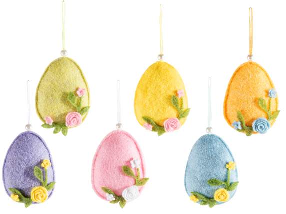 Œuf en tissu orné de roses et dune perle suspendue