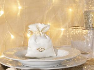 Bolso blanco con doble corazón dorado