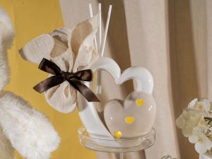 Cream-toned wedding favors Cream-toned wedding favors