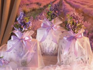 Lavender ceremony: wedding favor ideas