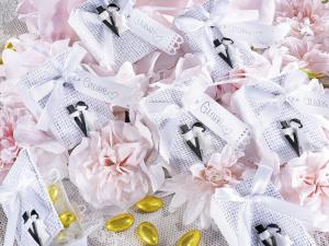 Mariage : livre portant des confettis