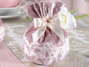 Pink velvet bag for wedding favors
