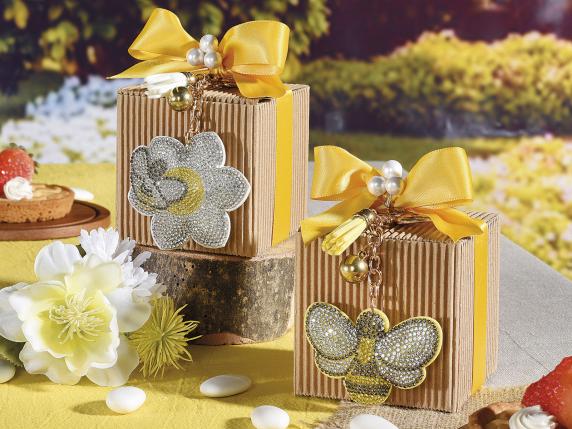 Wholesale wedding favor boxes with honey and bee themed keyrings