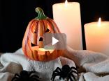 Decoraciones de Halloween con calabazas y brujas.