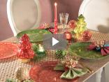 Mesa navideña: candelabros y platos.
