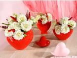 vasi a forma di cuore e fiori artificiali