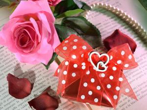 Create Valentine's Day gift packages