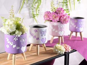 Floral home decor: vases and flowers