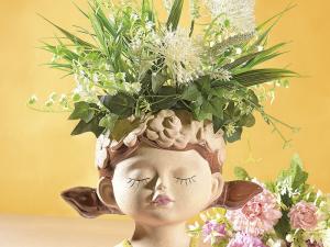 Girl vase: furnishing ideas