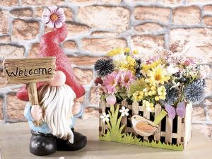 Gnomes and vases: spring in the garden
