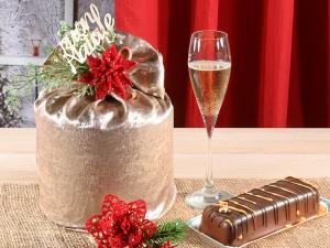 Gold-colored panettone holder