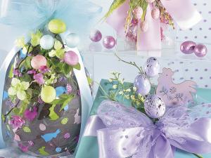 Uova e fiori pacchetti pasquali