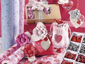 Valentine's Day: accessories and wrapping rolls