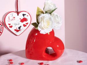 vasi a cuore con rose artificiali