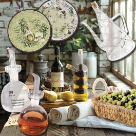 Botellas de vinagrera en vidrio de cocina.