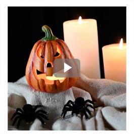 Decoraciones de Halloween con calabazas y brujas.