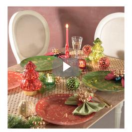 Mesa navideña: candelabros y platos.
