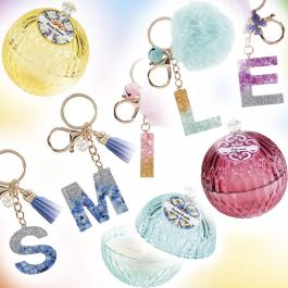 portachiavi e charm con lettere