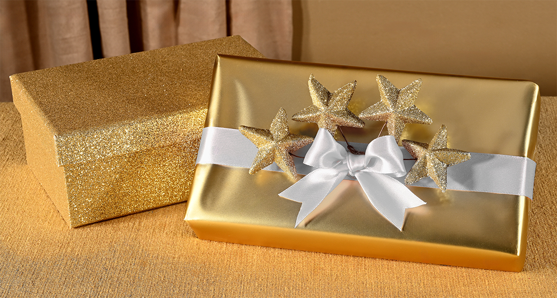 Emballage en papier doré de Noël