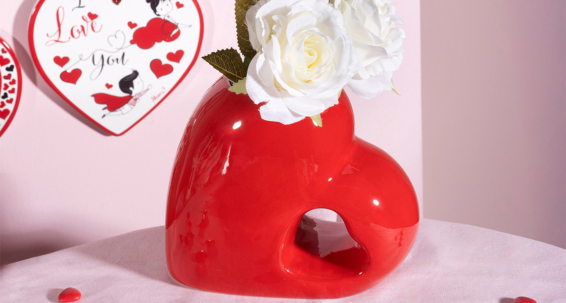 vasi a cuore con rose artificiali