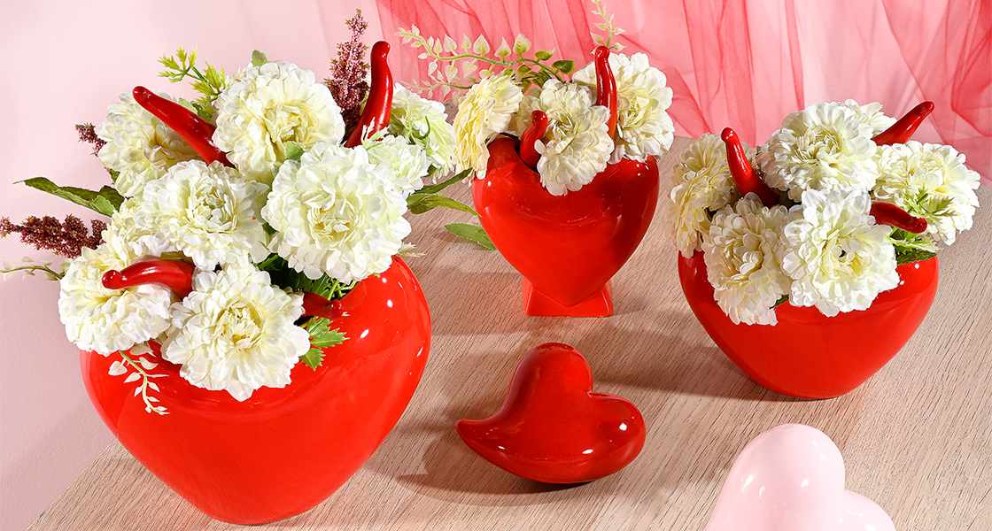 vasi a forma di cuore e fiori artificiali