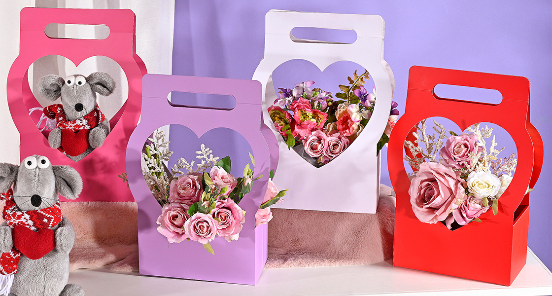 porte-fleurs en forme de coeur avec fleurs artific