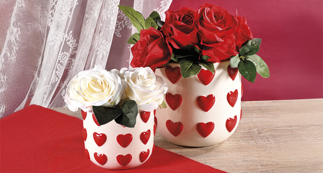 Vases avec coeurs en fleurs en relief